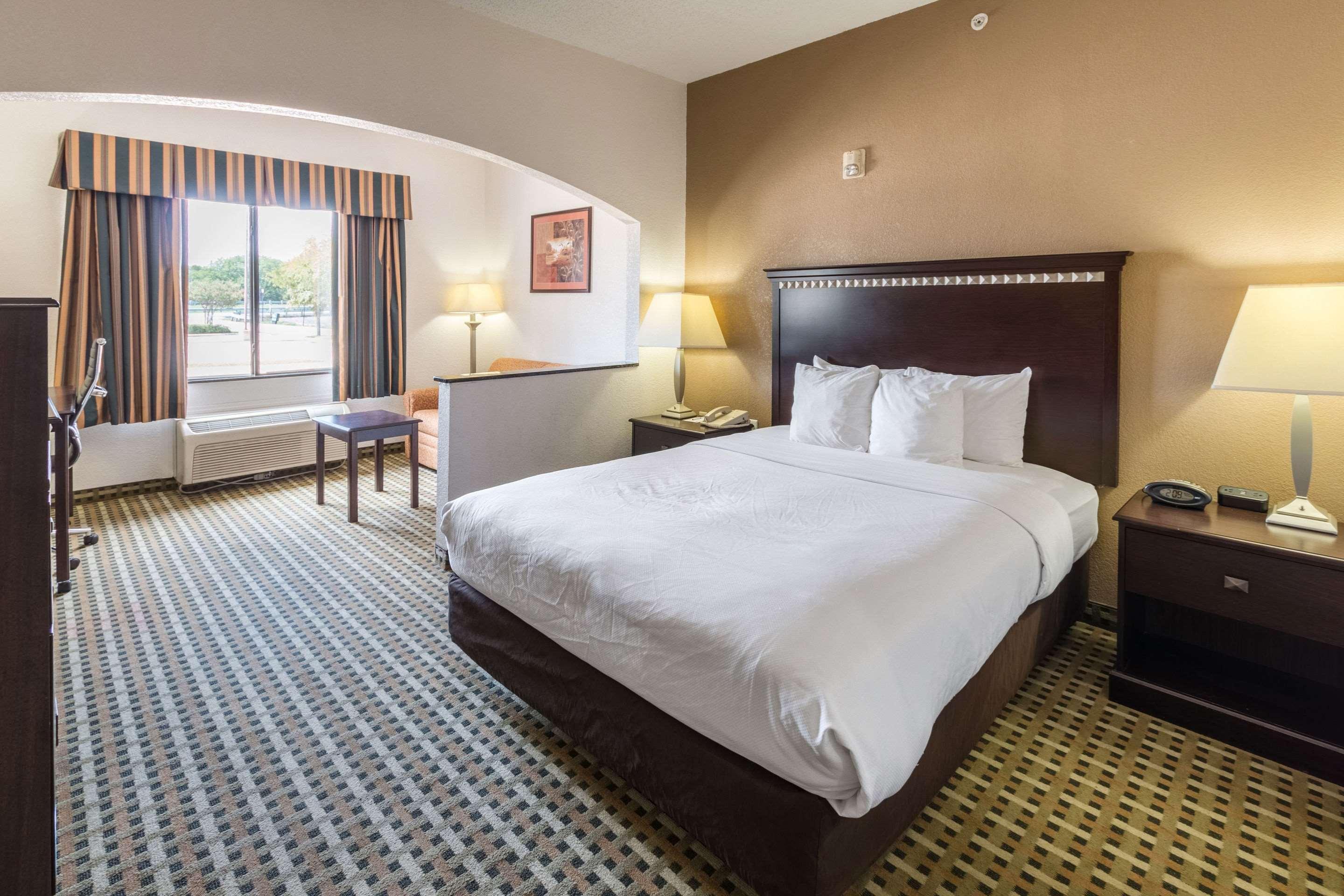 Quality Suites Burleson - Ft Worth Экстерьер фото